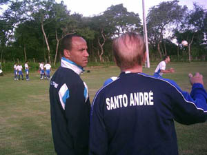 Sérgio Soares comanda treino junto com Valdir Joaquim de Moraes - Foto: Valter Bittencourt